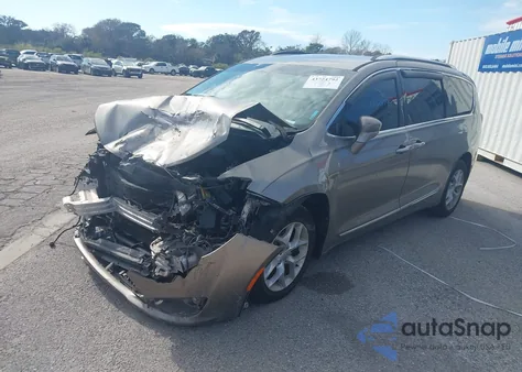 2017 Chrysler Pacifica Touring-L Plus z USA, uszkodzony, nr VIN 2C4RC1EG6HR652844
